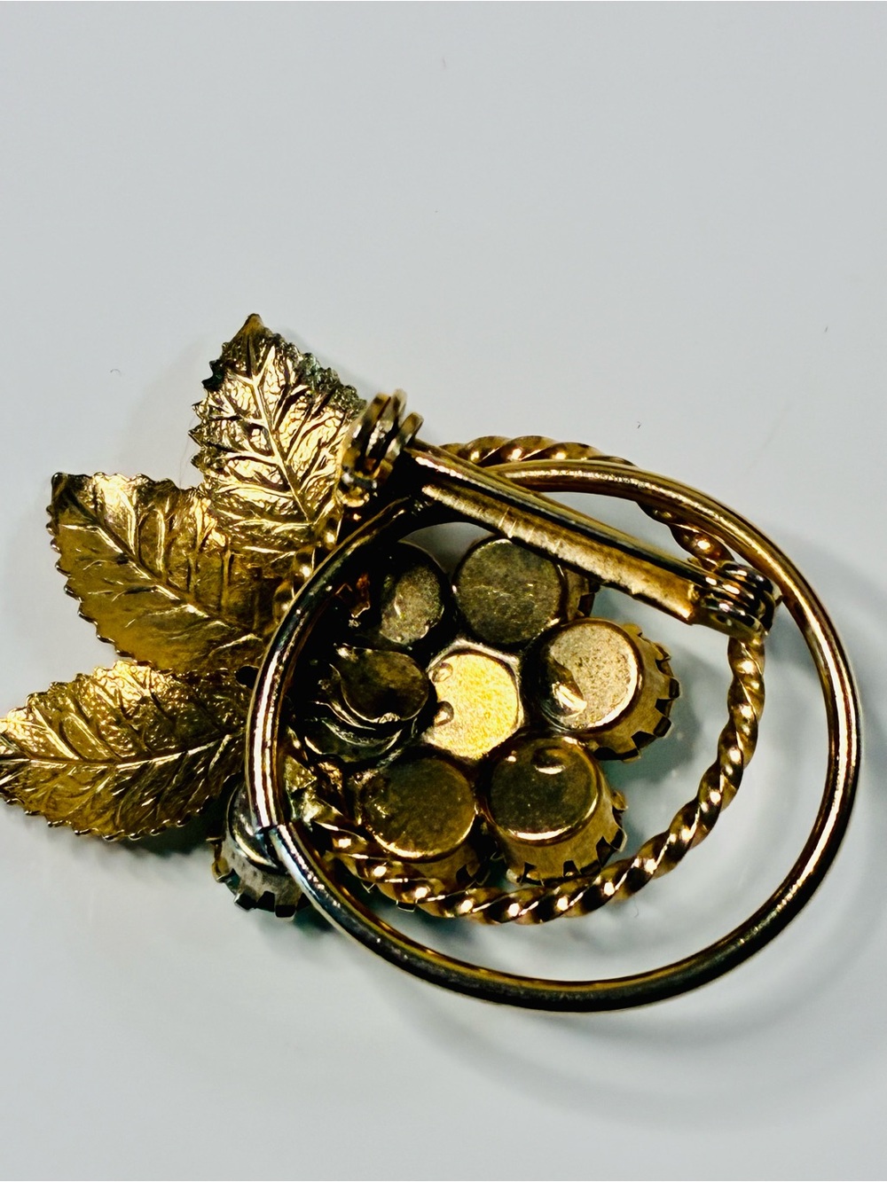 Gold-Tone Leaf Brooch with Bright Green Stones VTG Retro - Picture 5 of 8